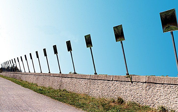 Metallstelen und Spiegel auf Mauer installiert.