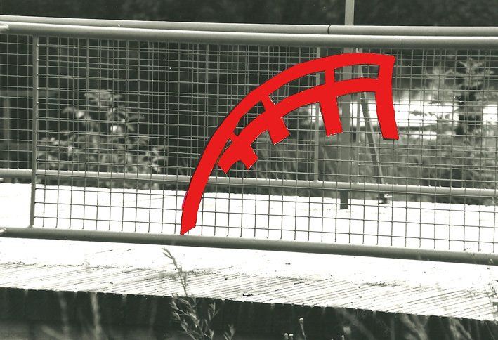 Rotes Zeichen an Brückengeländer