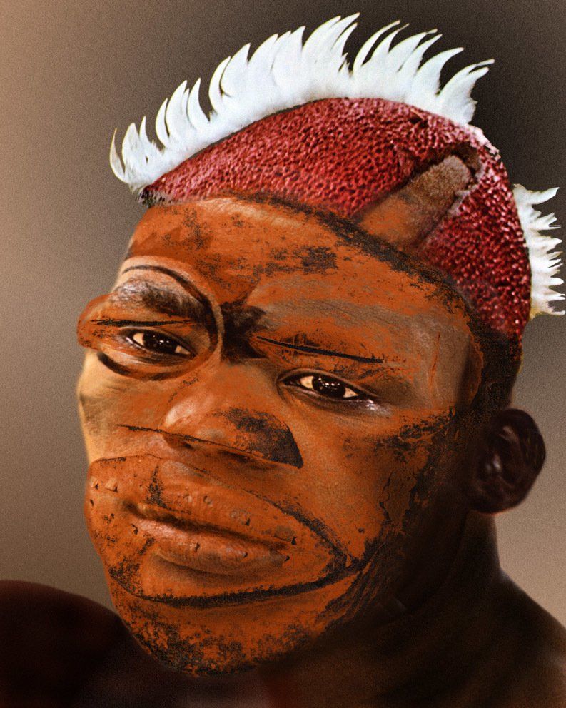 Porträt eines Farbigen mit Kopfschmuck und Maske