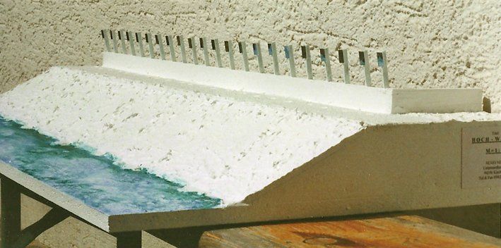 22 Spiegel-Stelen auf Mauer, Holzmodell