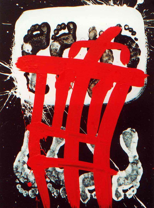 Fußabdrücke, rote Schriftzeichen