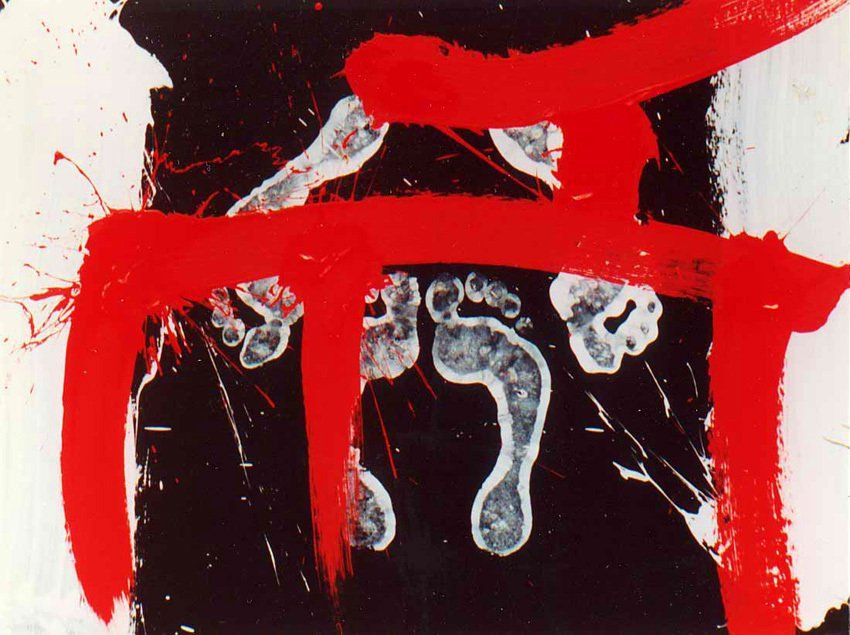 Fußabdrücke, rote Schriftzeichen