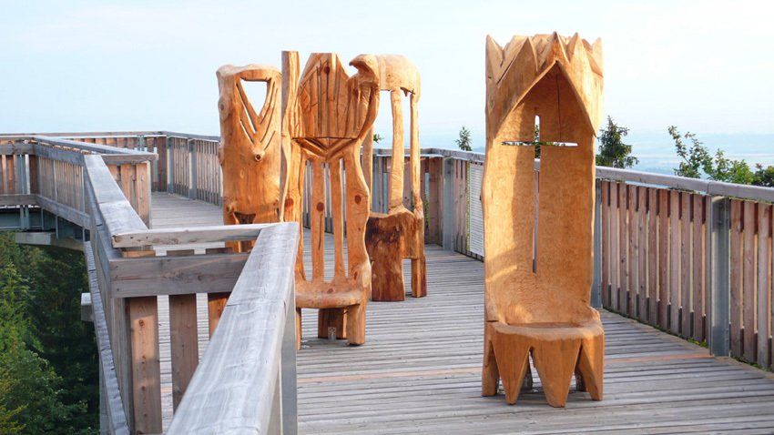 Holzskulpturen auf hölzernem Steg
