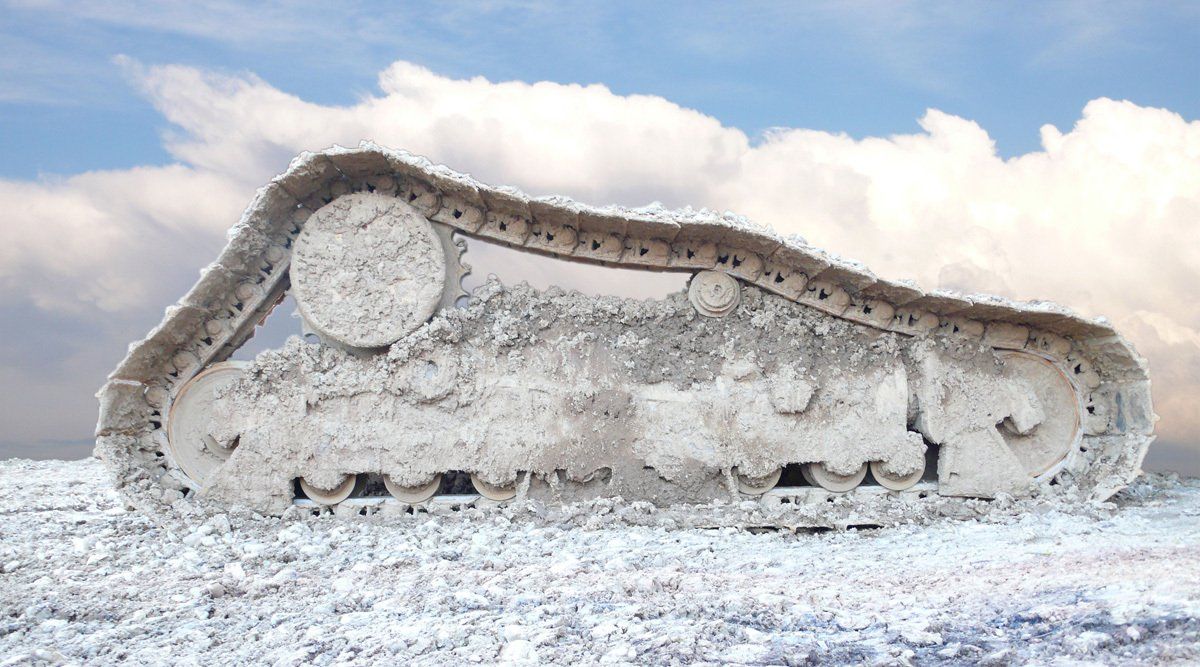 Raupenkette vor großer weißer Wolke