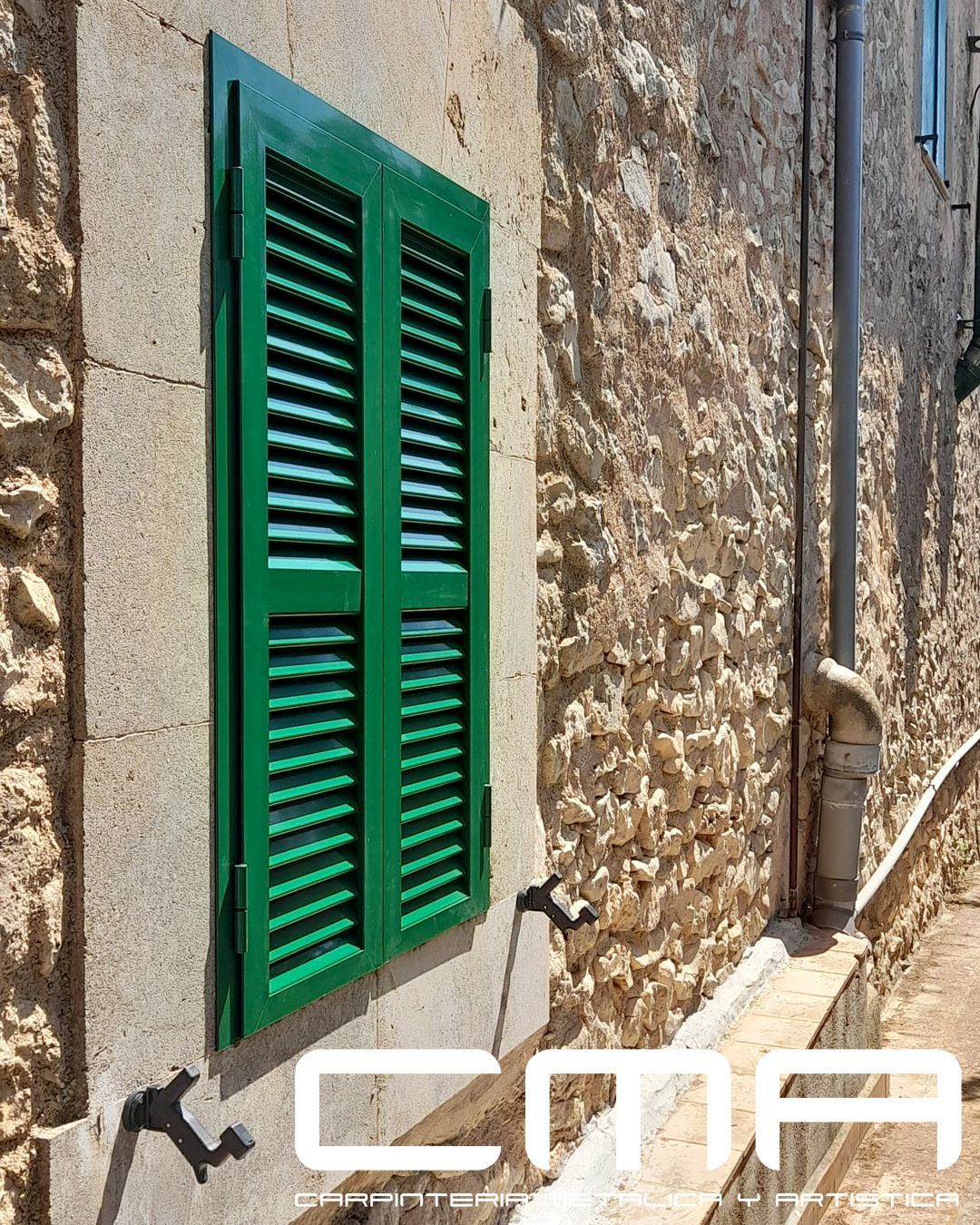 persiana mallorquina en aluminio color verde 6002 Persiana Mallorquina en Aluminio fabricada a mediada e instalada por CMA Balear Llucmajor