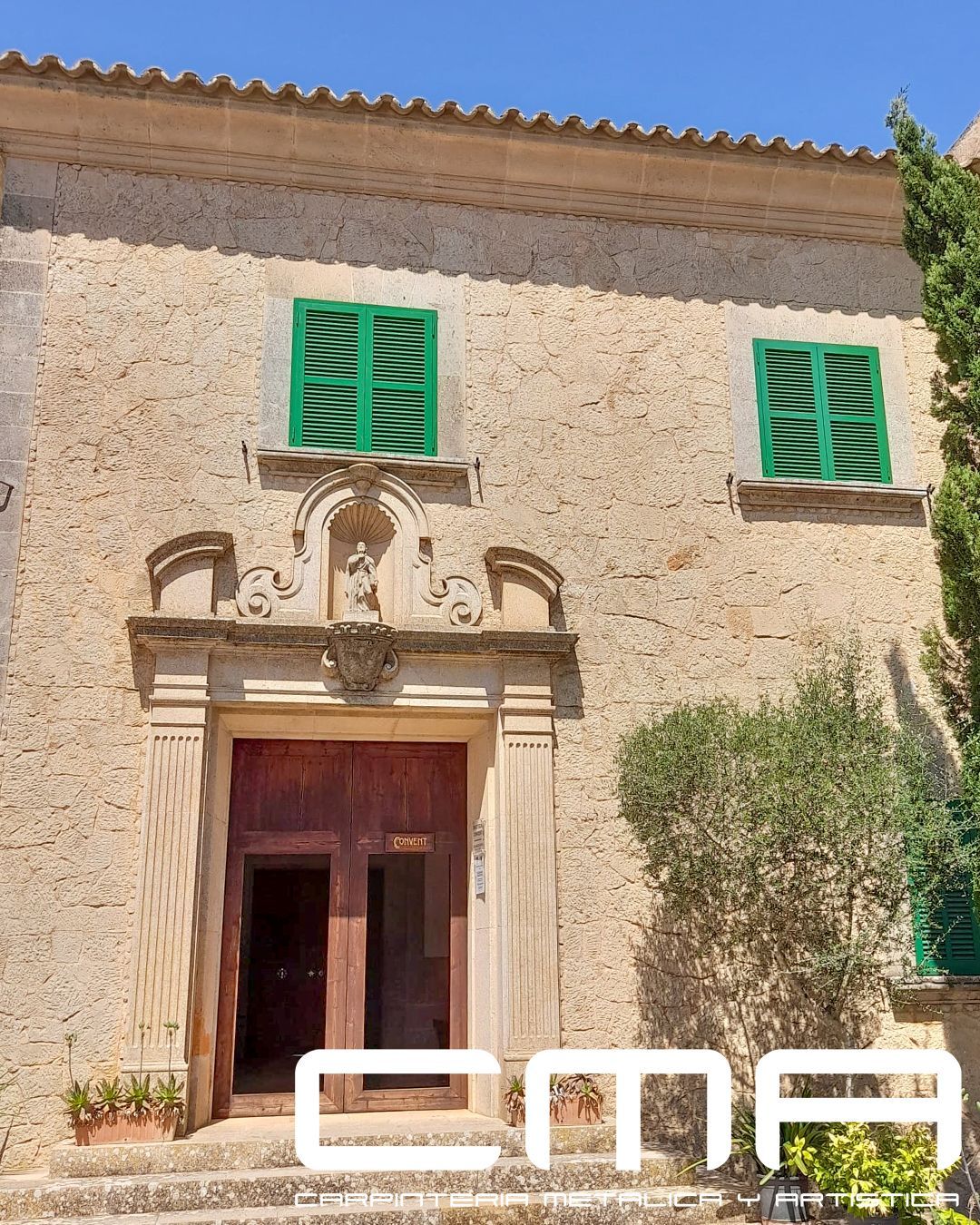 Entarada convento de Cura Llucmajor con Persianas Mallorquinas Renovadas Entrada convento de Cura con Persianas Mallorquinas Renovadas y fabricadas a medida