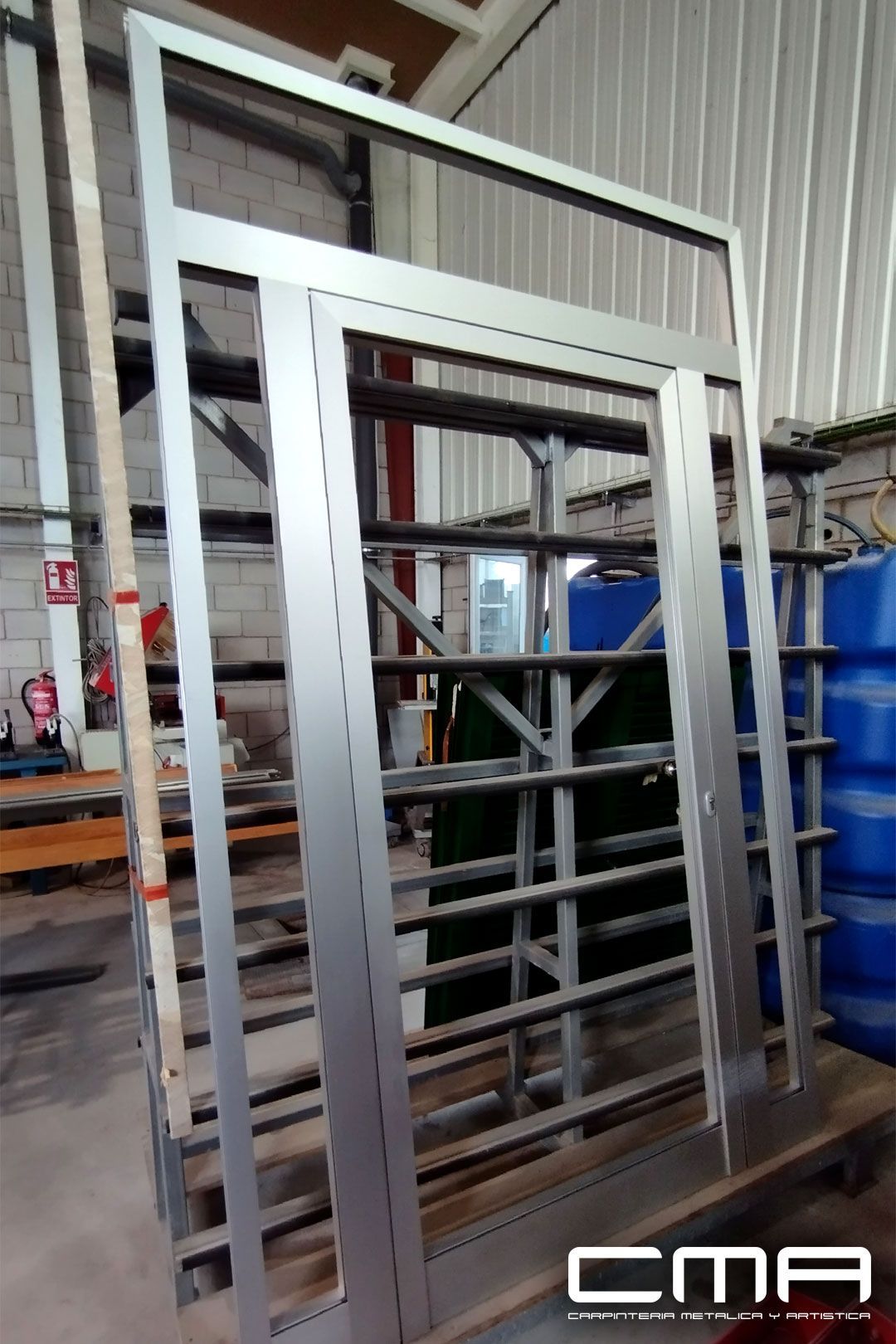 Proceso de fabricación puerta de entrada para comunidad de vecinos fabricada por CMA Balear Proceso de fabricación puerta de entrada de aluminio para comunidades de propietarios en palma de Mallorca fabricada por CMA Balear