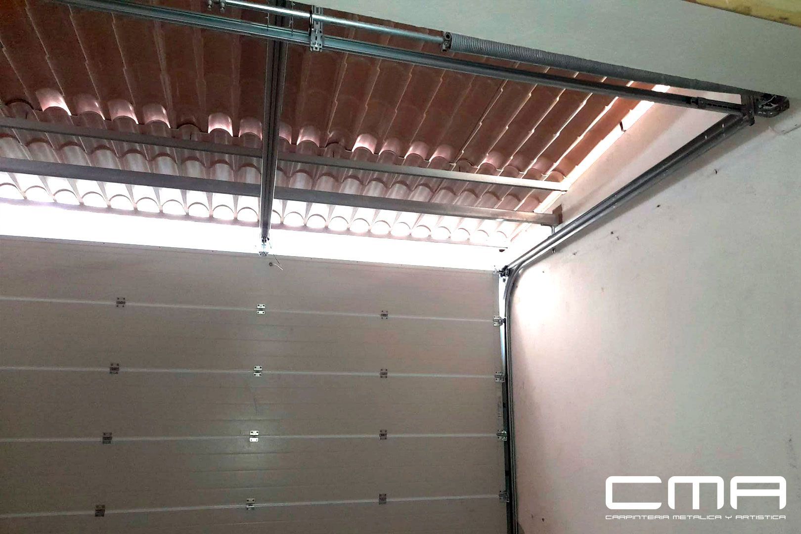 Proceso de fabricación puerta de entrada para comunidad de vecinos fabricada por CMA Balear Proceso de fabricación puerta de entrada de aluminio para comunidades de propietarios en palma de Mallorca fabricada por CMA Balear