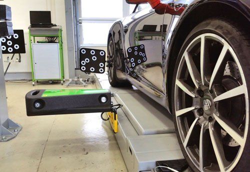 Achsen eines verchromten Autos