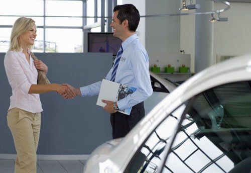 Zwei Männer in blauen Hemden schütteln Hände