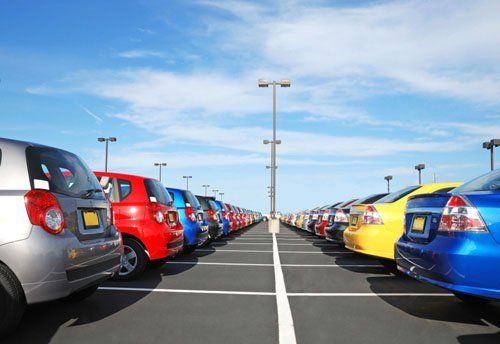 Parkplatz mit bunten Autos