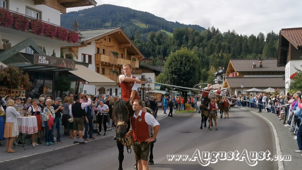 Schnalzer in Maria Alm hoch zu Ross. Foto: August Aust Schnalzer in Maria Alm hoch zu Ross. Foto: August Aust