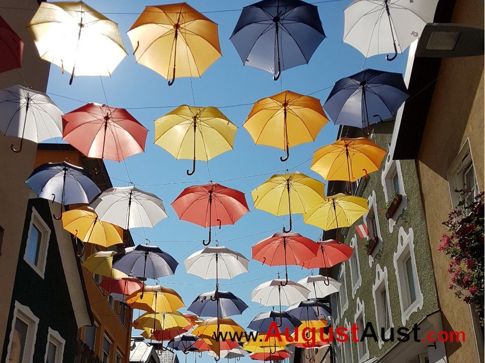 Imst und die schwebende Schirmkolonne. Foto: August Aust