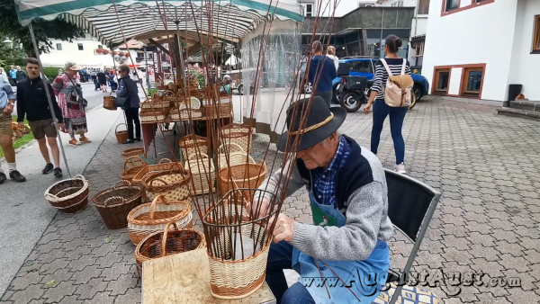 Korbflechten mit Weide. Foto: August Aust Korbflechten mit Weide. Foto: August Aust