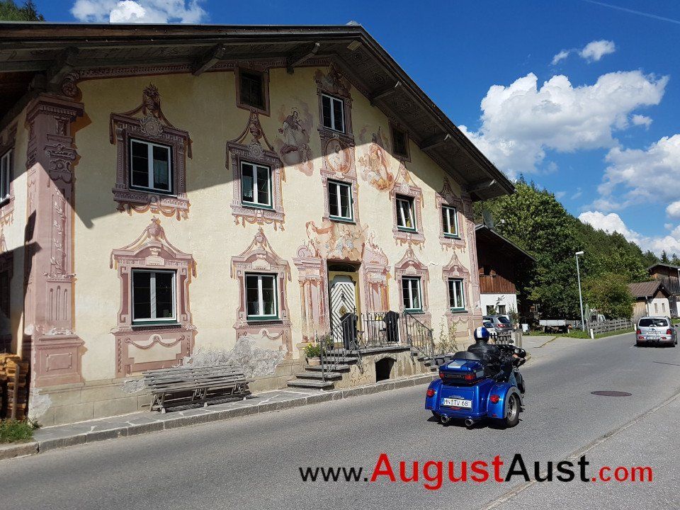 Im Lechttal sind zahlreiche prunkvoll bemalte Häuser zu bestaunen.