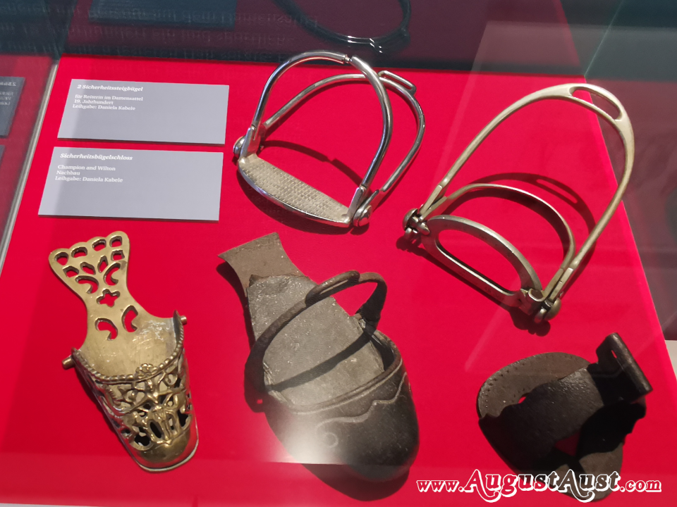 Steigbügel für Reiterinnen. Foto August Aust Steigbügel für Reiterinnen. Foto August Aust