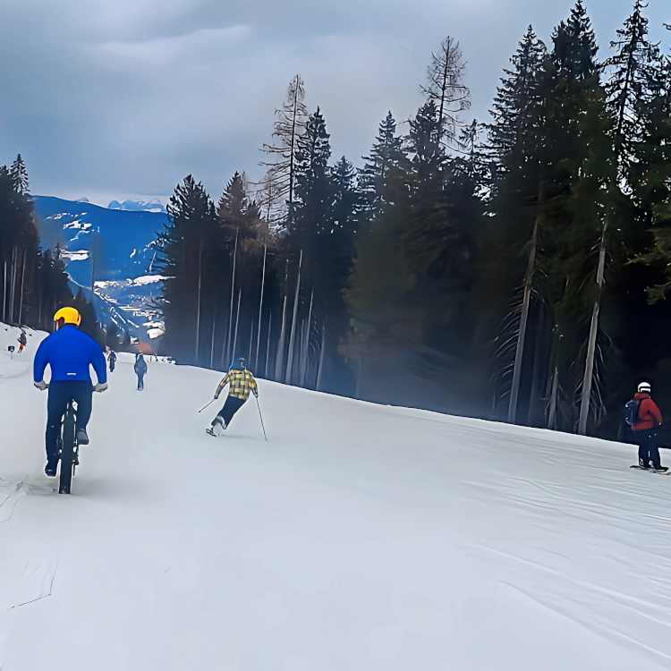Mit dem Fatbike auf der Skipiste. Foto: August Aust Mit dem Fatbike auf der Skipiste. Foto: August Aust