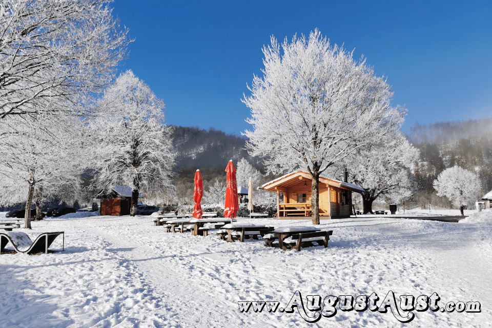 Gasthaus Seehaus und der Almsee-Kiosk. Foto August Aust Gasthaus Seehaus und der Almsee-Kiosk. Foto August Aust