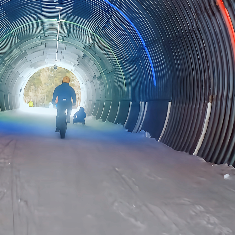 Mit dem Fatbike im Tunnel. Foto: August Aust Mit dem Fatbike im Tunnel. Foto: August Aust