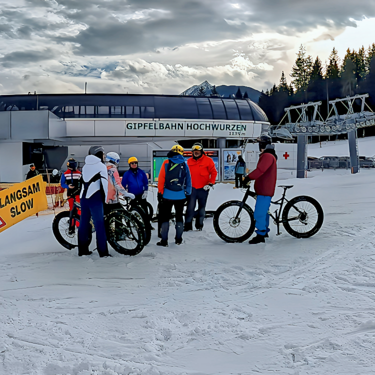 Mit dem Fatbike bei der Talstation Hochwurzen. Foto: August Aust Mit dem Fatbike bei der Talstation Hochwurzen. Foto: August Aust