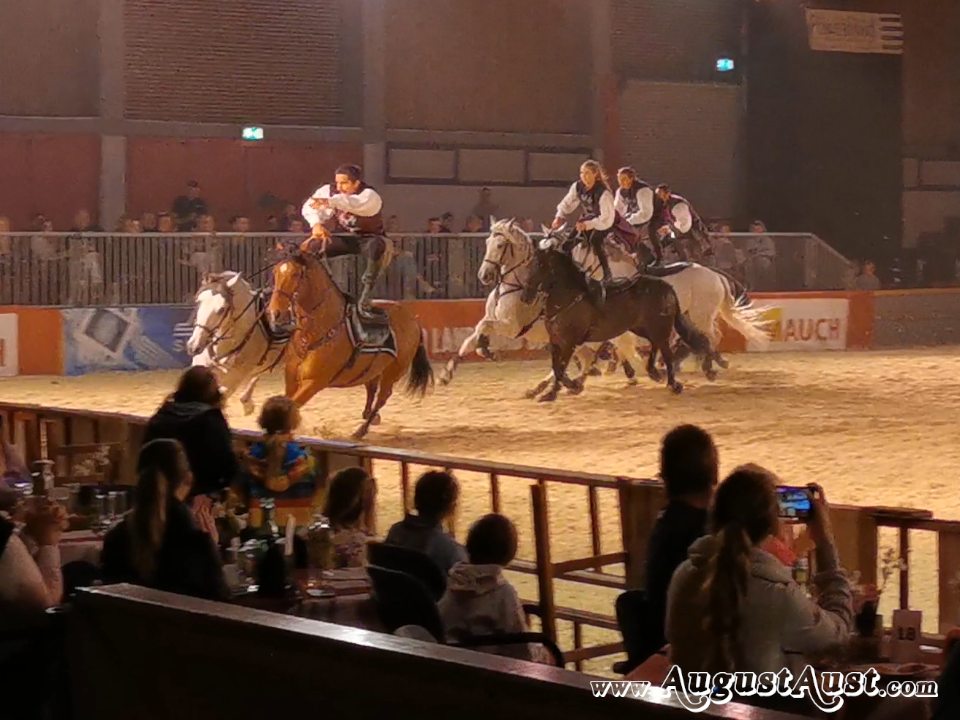 Nacht der Pferde. Compagnie Impulsion. Foto: August Aust Nacht der Pferde. Compagnie Impulsion. Foto: August Aust