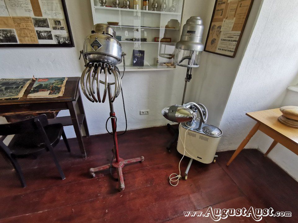 Der Friseurladen. 1 Kärntner Handwerksmuseums. Foto: August Aust Der Friseurladen. 1 Kärntner Handwerksmuseums. Foto: August Aust
