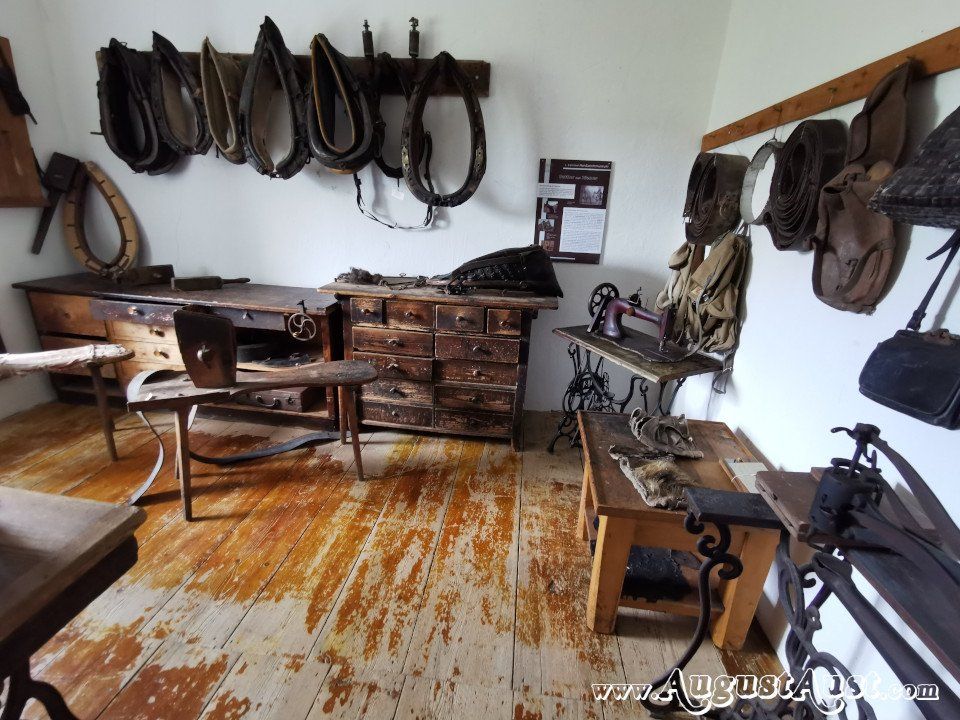 Sattler und Riemer im 1. Kärntner Handwerksmuseums. Foto: August Aust Sattler und Riemer im 1. Kärntner Handwerksmuseums. Foto: August Aust