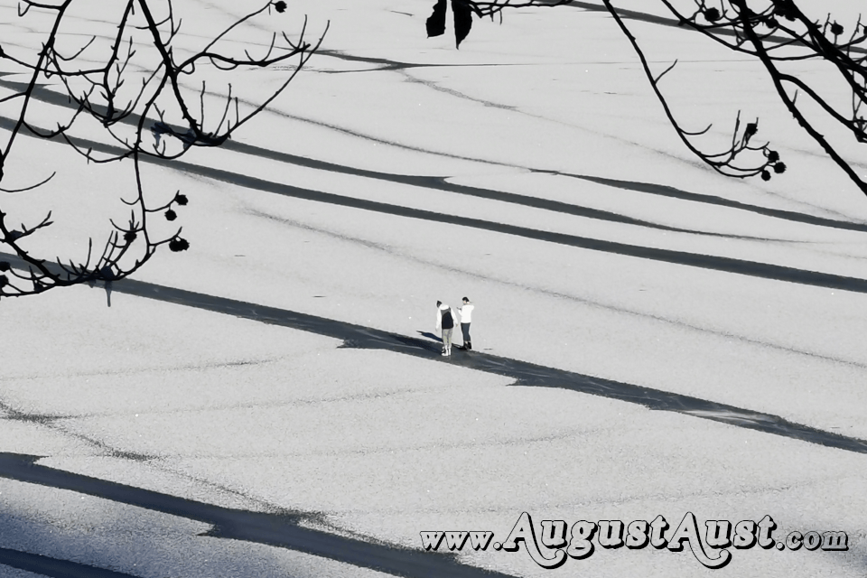 Der zugefrorene Almsee. Foto August Aust Der zugefrorene Almsee. Foto August Aust