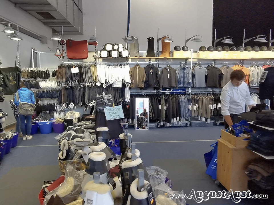 Reit und Sportbekleidung sowie Reitzubehör. Foto: August Aust Reit und Sportbekleidung sowie Reitzubehör. Foto: August Aust