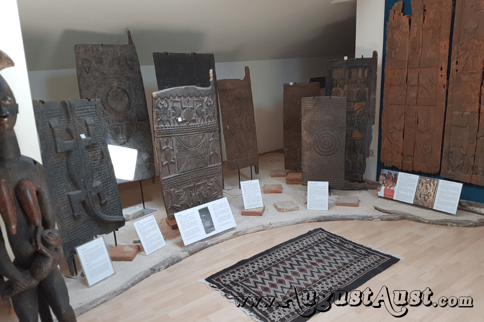 Türen aus Afrika. Shell Collection Graz. Foto August Aust Türen aus Afrika. Shell Collection Graz. Foto August Aust