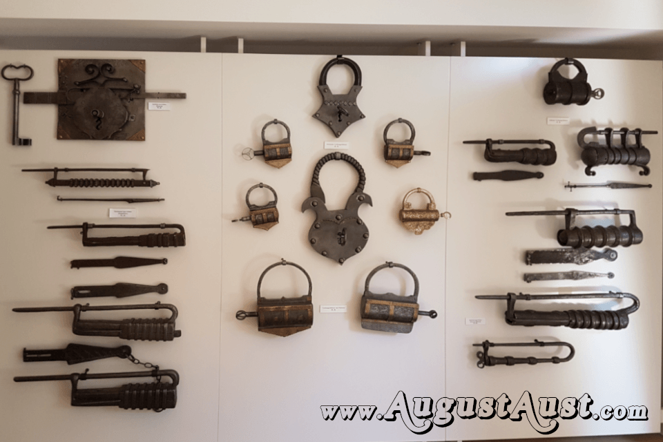 Schlösser aus Asien. Shell Collection Graz. Foto August Aust Schlösser aus Asien. Shell Collection Graz. Foto August Aust