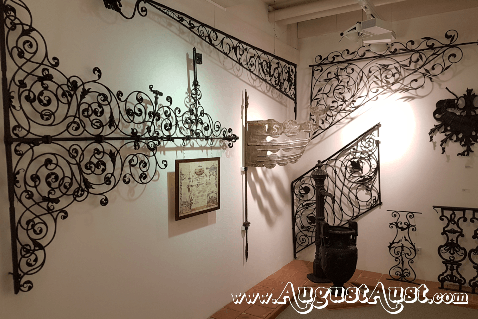 Stiegenhaus Geländer und Ausleger. Shell Collection Graz. Foto August Aust Stiegenhaus Geländer und Ausleger. Shell Collection Graz. Foto August Aust