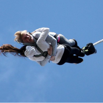 Bungee Tandemsprung in Düsseldorf. Bungee Tandemsprung in Düsseldorf.
