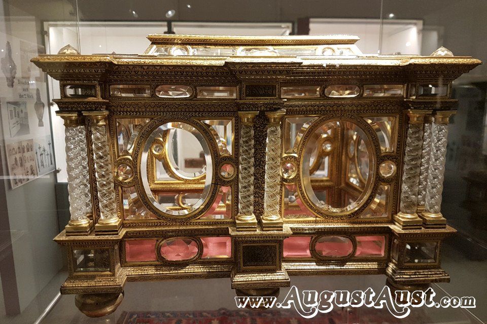 Kästchen und Truhen. Shell Collection Graz. Foto August Aust Kästchen und Truhen. Shell Collection Graz. Foto August Aust