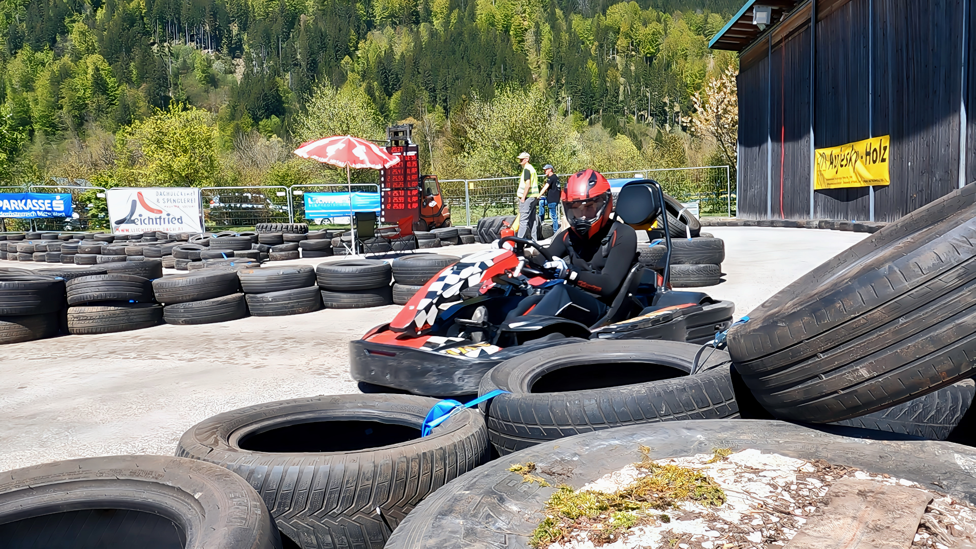 Kartfahrer in Nahaufnahme. Foto: @ August Aust Kartfahrer in Nahaufnahme. Foto: @ August Aust