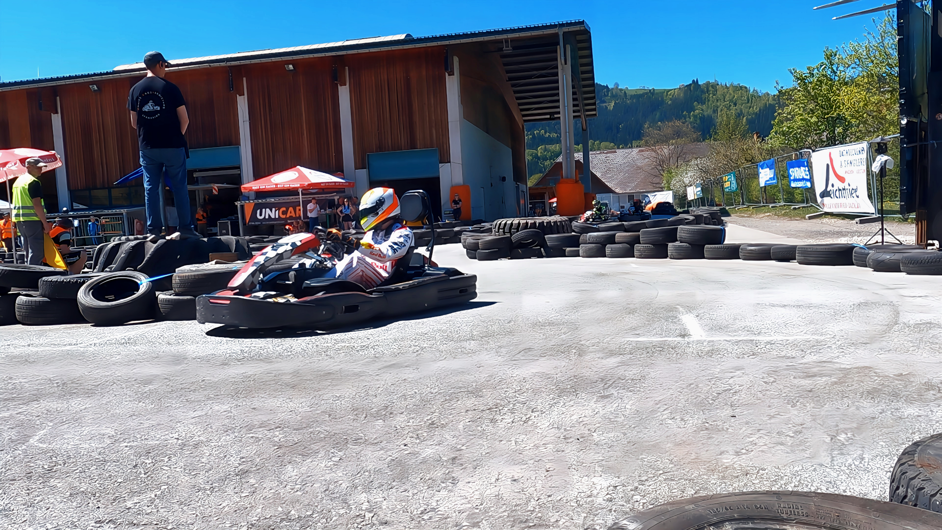Kartfahrer in Nahaufnahme. Foto: @ August Aust Kartfahrer in Nahaufnahme. Foto: @ August Aust