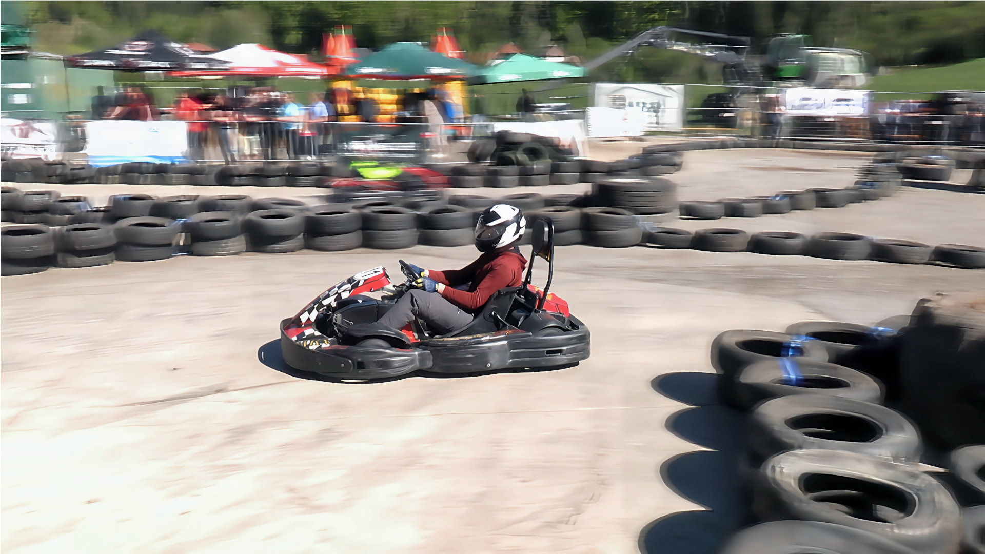 Kartfahrer in Nahaufnahme. Foto: @ August Aust Kartfahrer in Nahaufnahme. Foto: @ August Aust