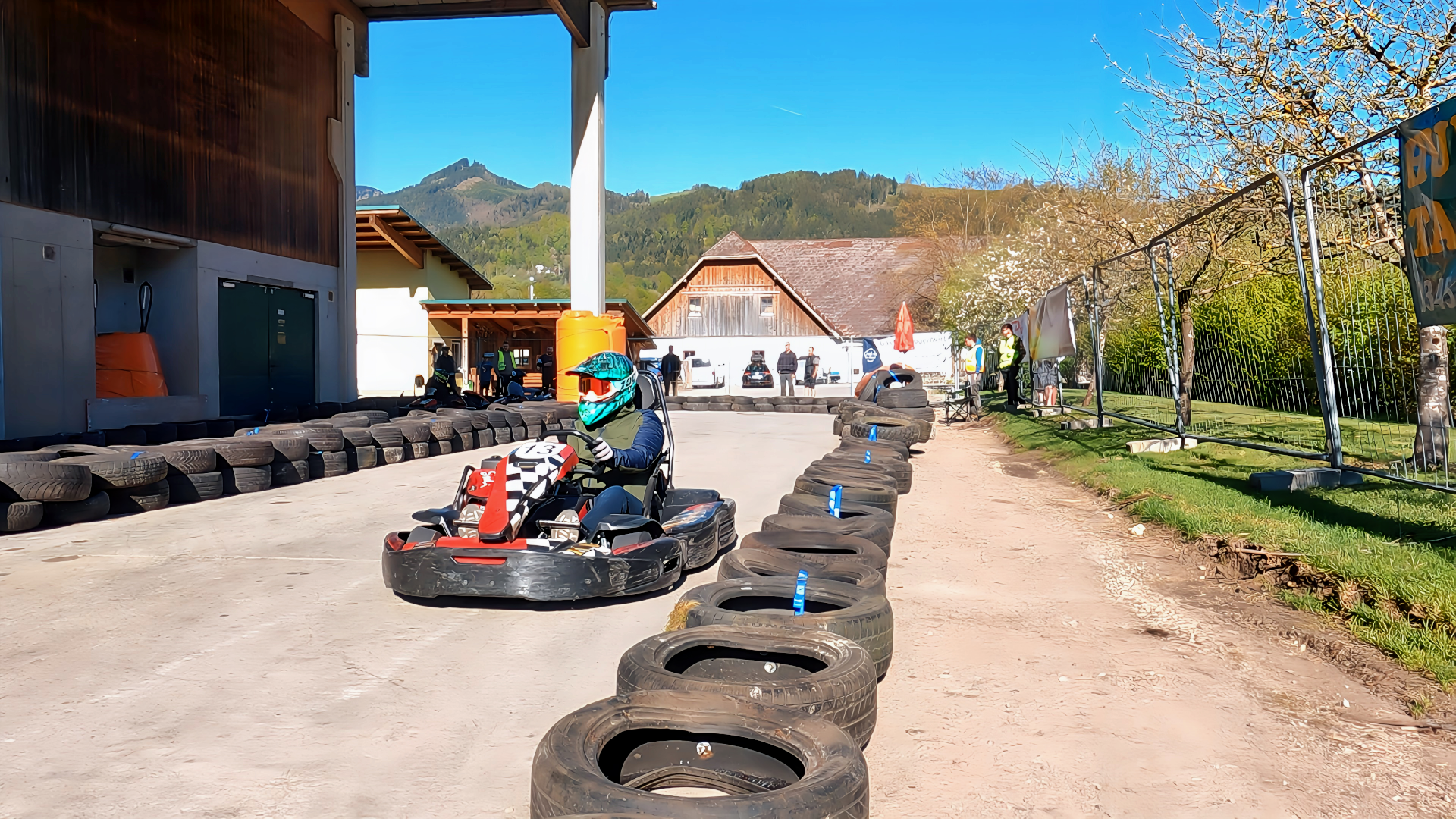 Kartfahrer in Nahaufnahme. Foto: @ August Aust Kartfahrer in Nahaufnahme. Foto: @ August Aust