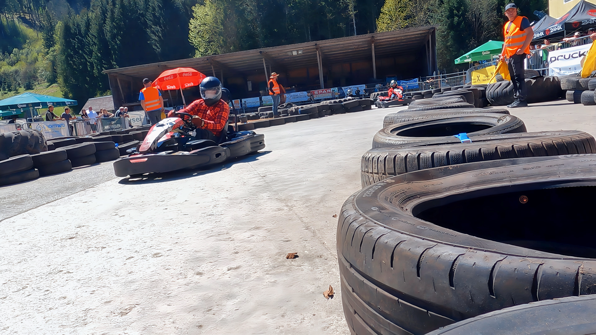 Kartfahrer in Nahaufnahme. Foto: @ August Aust Kartfahrer in Nahaufnahme. Foto: @ August Aust