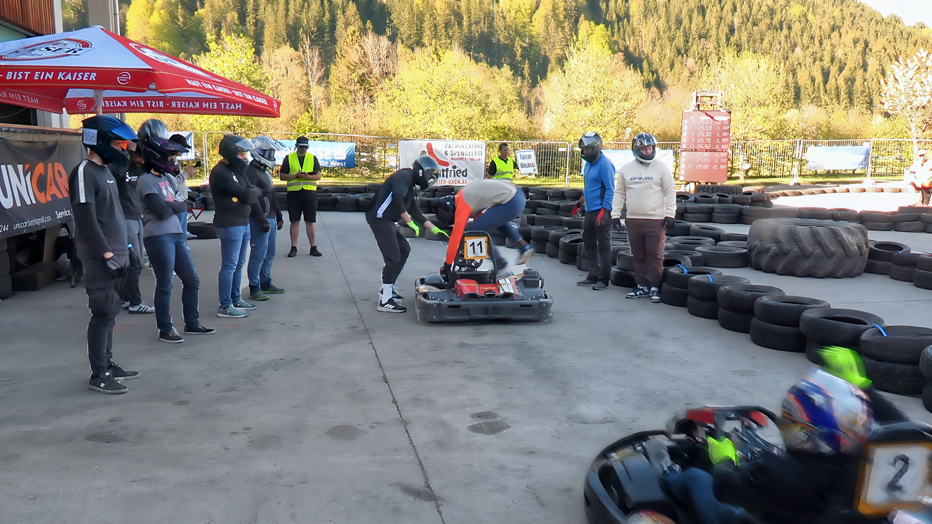 Fahrerwechsel im Go-Kart-Rennen. Foto: @ August Aust Fahrerwechsel im Go-Kart-Rennen. Foto: @ August Aust