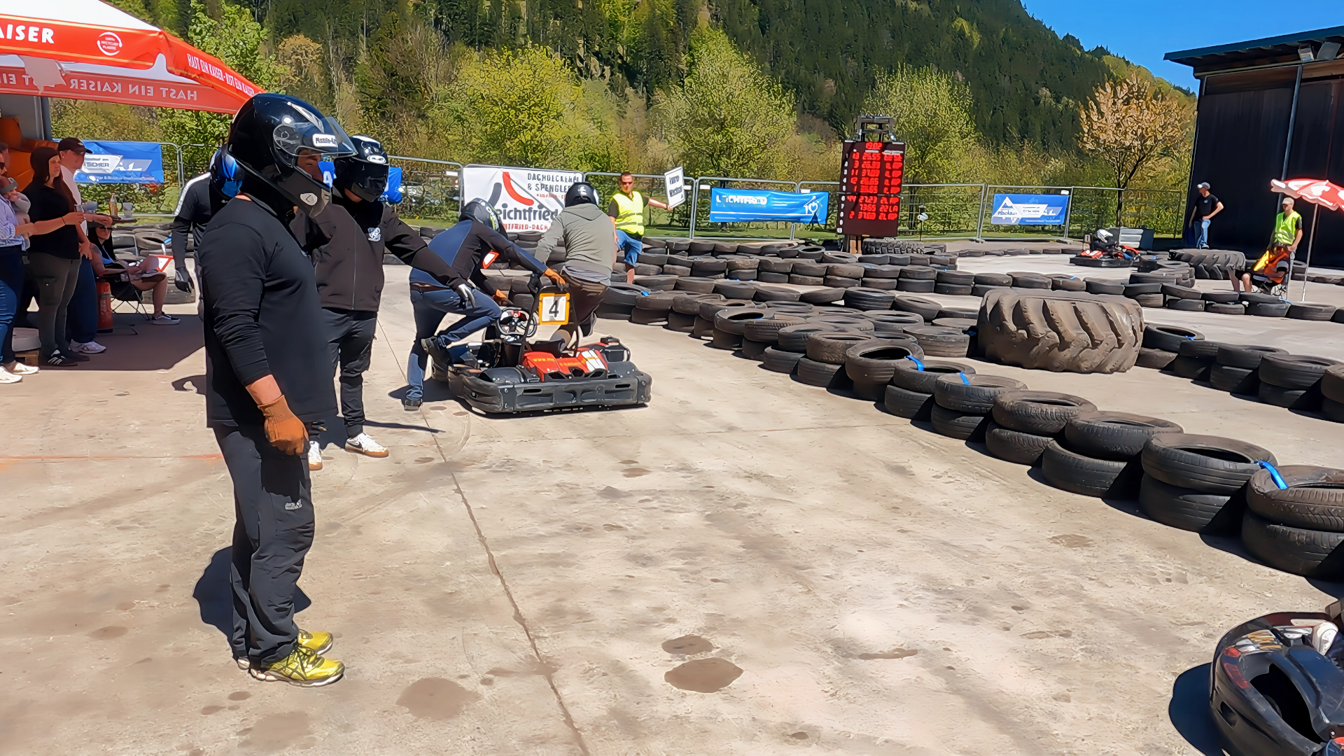 Fahrerwechsel im Go-Kart-Rennen. Foto: @ August Aust Fahrerwechsel im Go-Kart-Rennen. Foto: @ August Aust