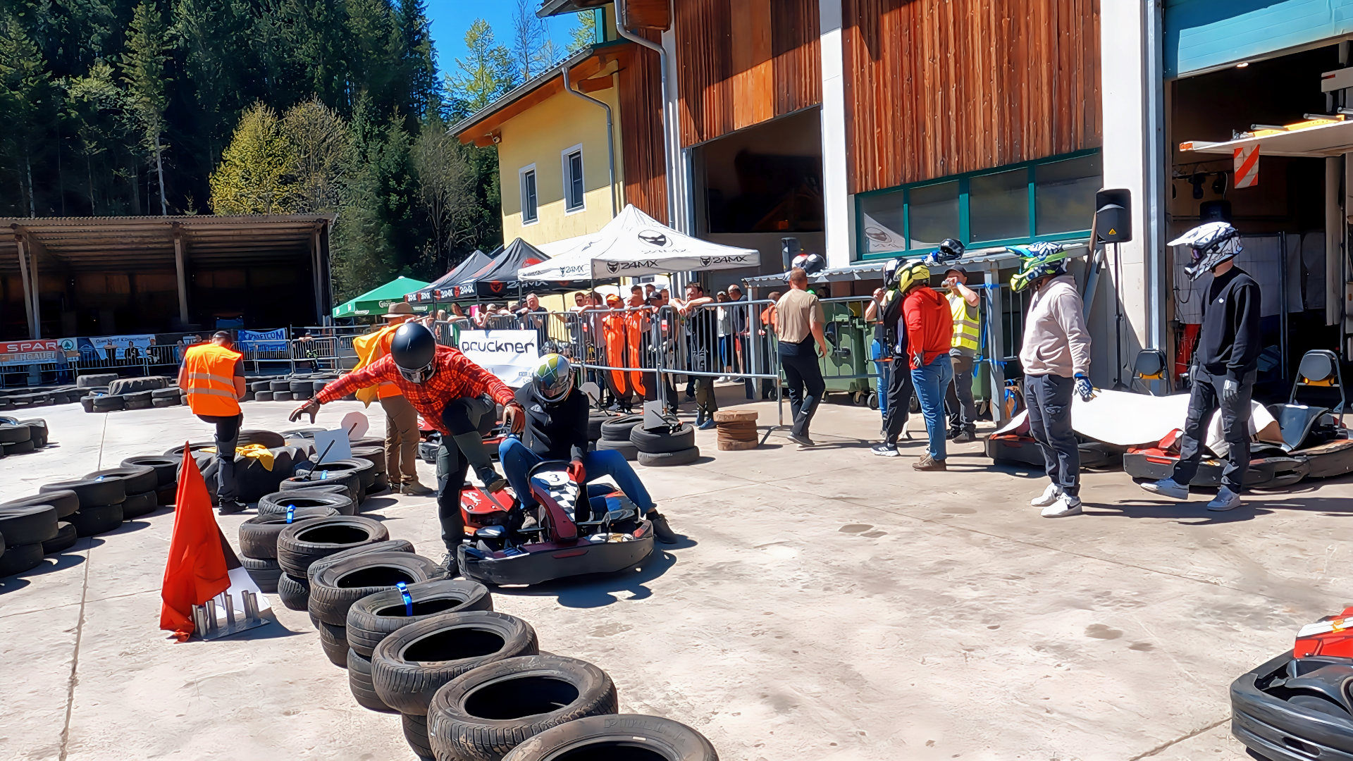 Fahrerwechsel im Go-Kart-Rennen. Foto: @ August Aust Fahrerwechsel im Go-Kart-Rennen. Foto: @ August Aust