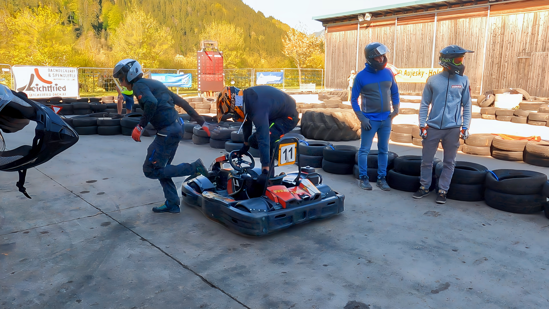 Fahrerwechsel im Go-Kart-Rennen. Foto: @ August Aust Fahrerwechsel im Go-Kart-Rennen. Foto: @ August Aust