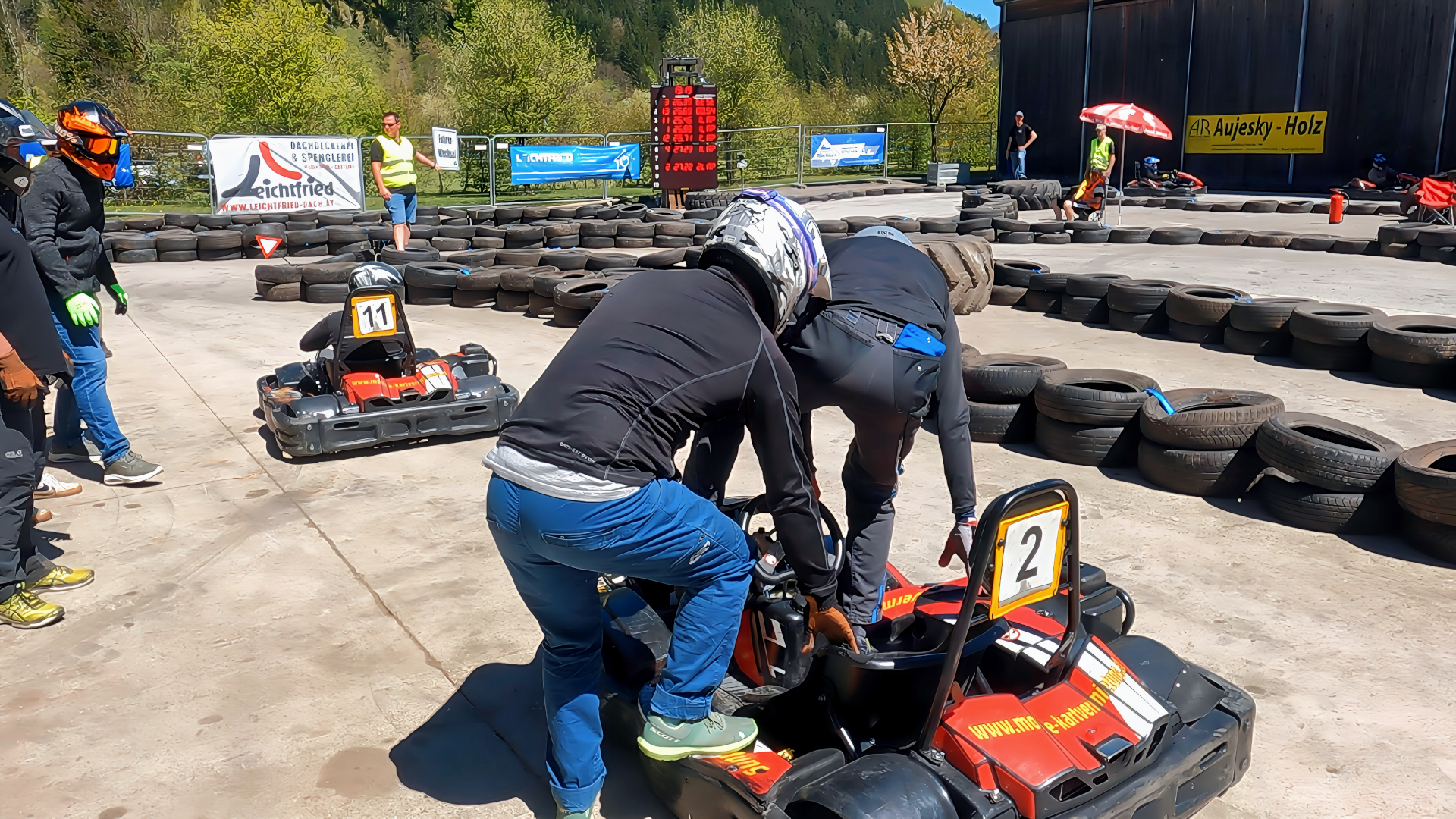 Fahrerwechsel im Go-Kart-Rennen. Foto: @ August Aust Fahrerwechsel im Go-Kart-Rennen. Foto: @ August Aust