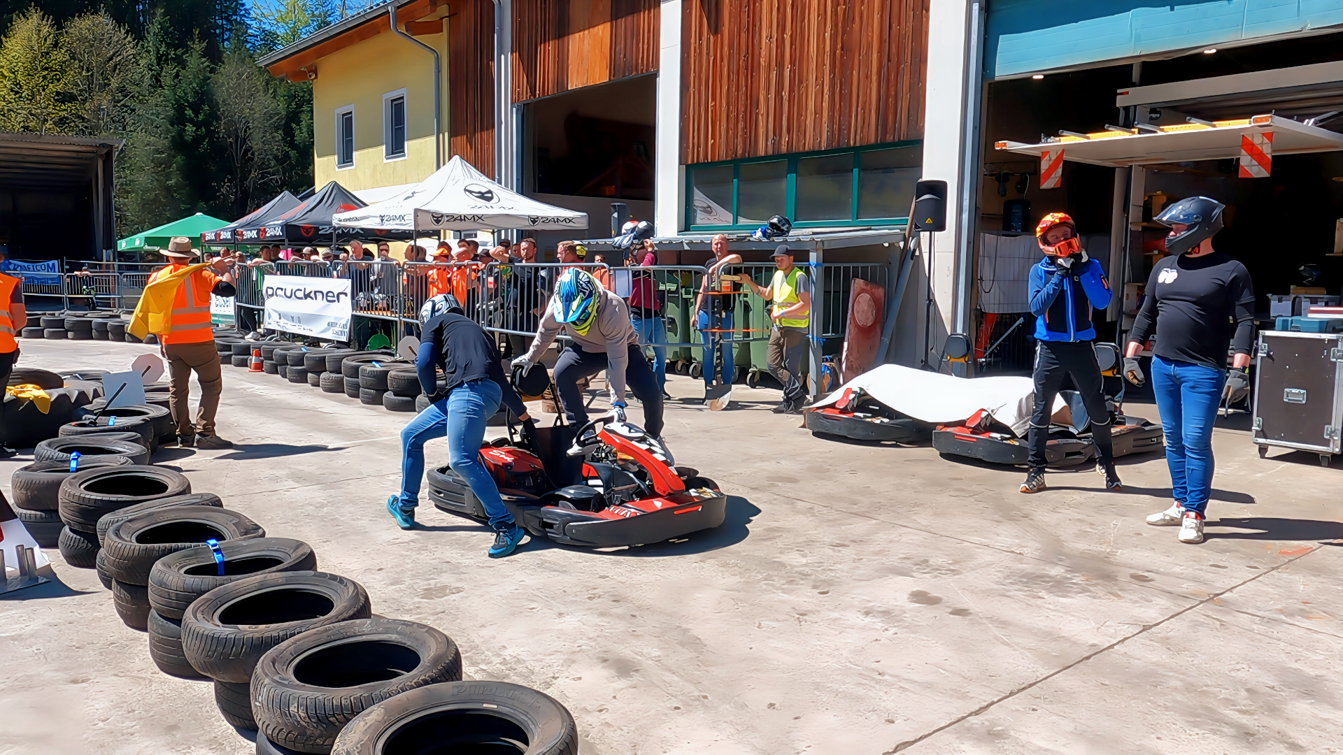 Fahrerwechsel im Go-Kart-Rennen. Foto: @ August Aust Fahrerwechsel im Go-Kart-Rennen. Foto: @ August Aust