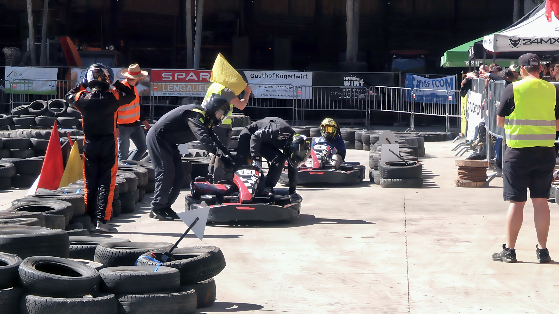 Fahrerwechsel im Go-Kart-Rennen. Foto: @ August Aust Fahrerwechsel im Go-Kart-Rennen. Foto: @ August Aust