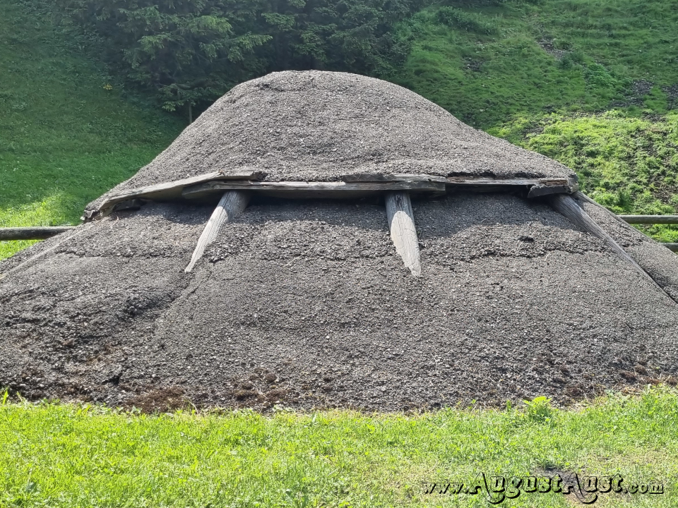Holzkohlenmeiler. Foto: August Aust Holzkohlenmeiler. Foto: August Aust