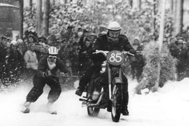 Skijöring mit einem Motorrad Skijöring mit einem Motorrad