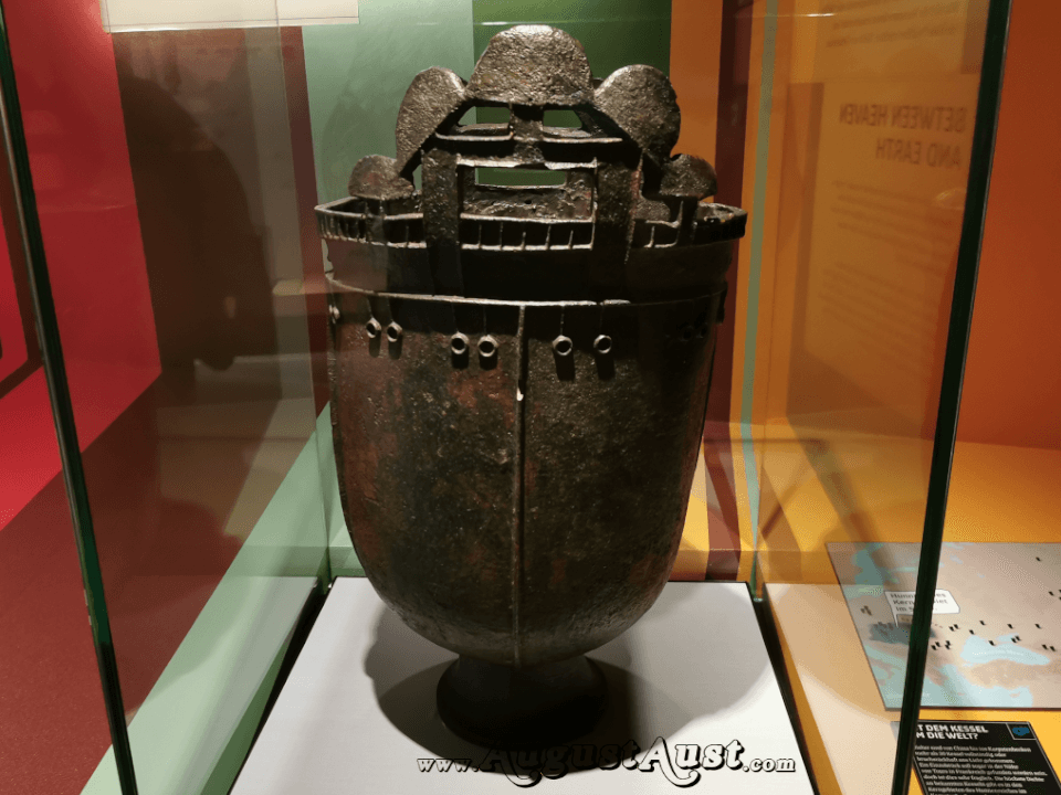 Bronzekessel aus der Hunnenzeit. Foto August Aust Bronzekessel aus der Hunnenzeit. Foto August Aust