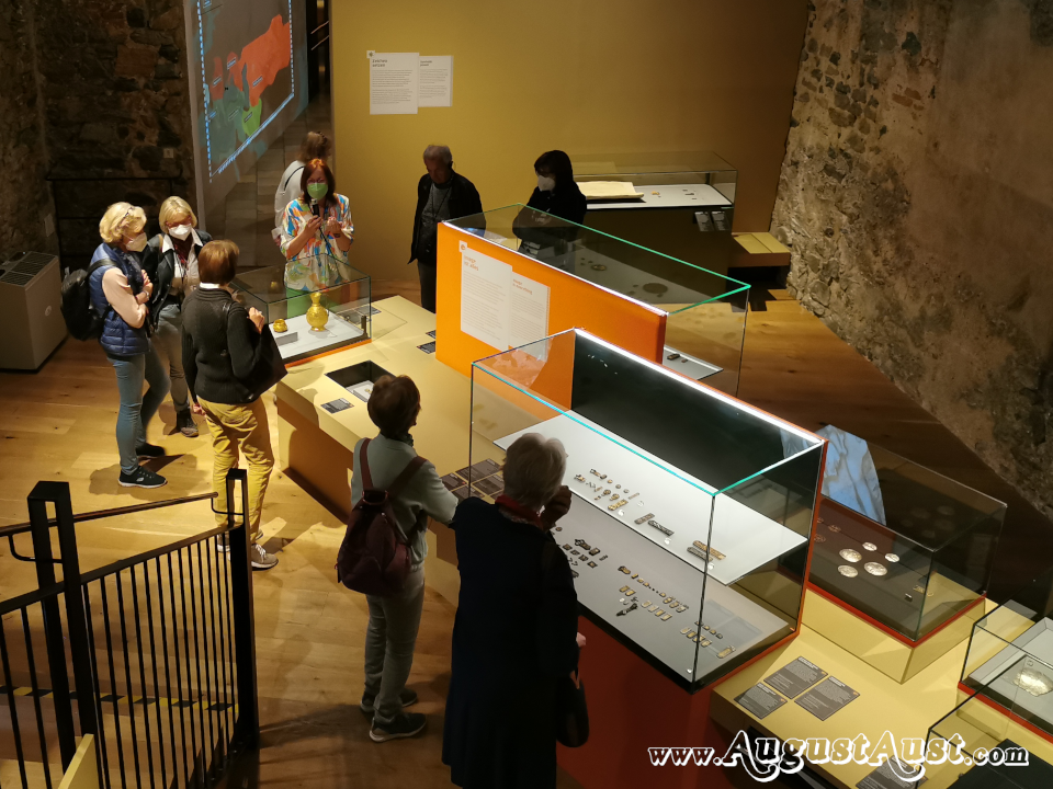 Führung durch die Ausstellung Reiternomaden in Europa. Foto August Aust Führung durch die Ausstellung Reiternomaden in Europa. Foto August Aust